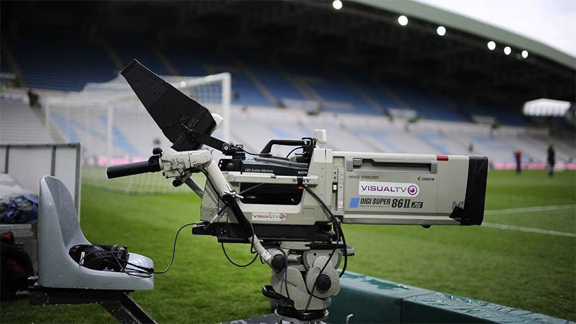 Presenter TV Perancis Ini Berteleportasi Saat Melaporkan Pertandingan EURO 2016!