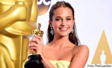 alicia vikander dapat penghargaan