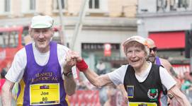 Inspiratif! Pasangan Berusia 80 Tahun Ini Rajin Ikut Maraton